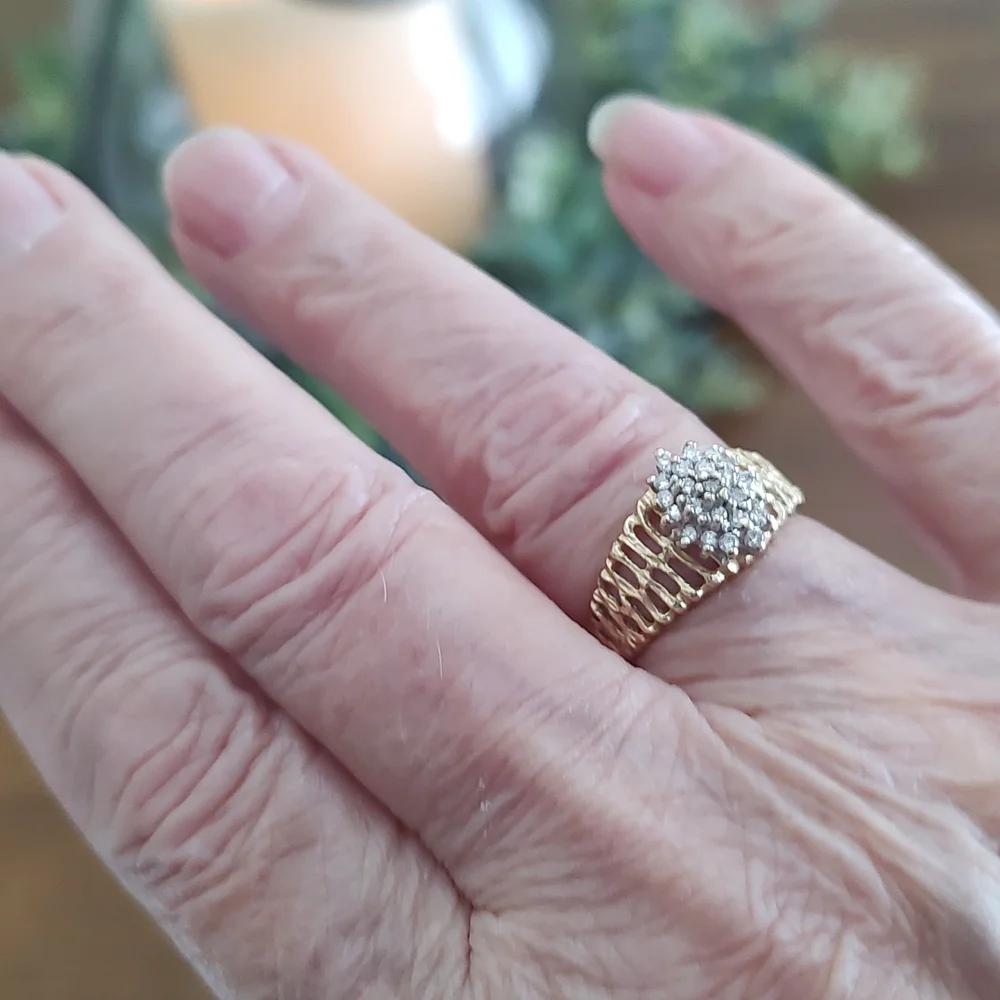 I0k Solid  Yellow Gold diamond ring - Picture 7 of 9